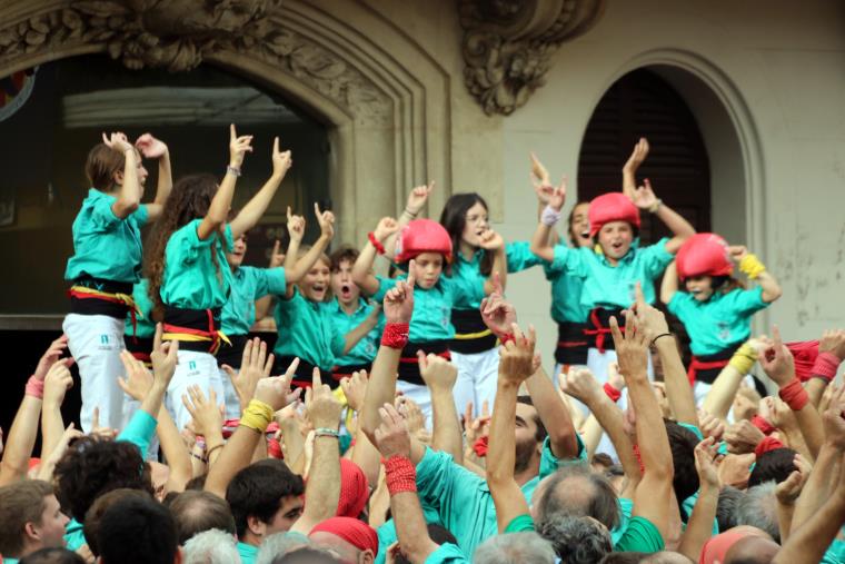 Pla general del moment de celebració dels Castellers de Vilafranca després de descarregar el quatre de nou net. Imatge de l'1 de novembre del 2019. AC