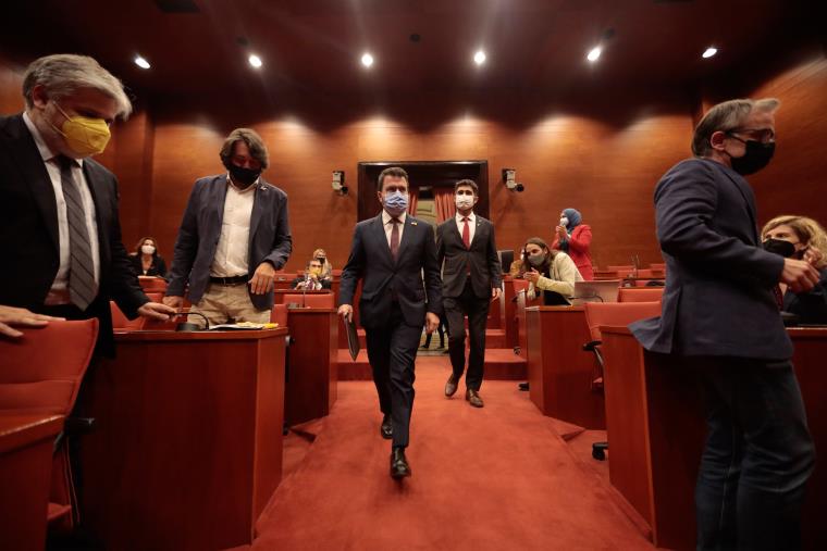 Pla general del president del Govern, Pere Aragonès, i del vicepresident, Jordi Puigneró, en la reunió de grups ERC i Junts al Parlament. Job Vermeule