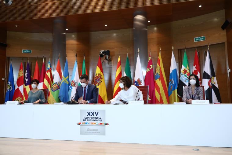 Pla general del president Pedro Sánchez, amb les ministres María Jesús Montero, Isabel Rodríguez i Carolina Darias a la Conferència de Presidents. AC