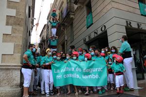 Pla general dels Castellers de Vilafranca, en el moment en què han entrat a plaça amb un pilar de quatre i una pancarta reivindicativa. ACN