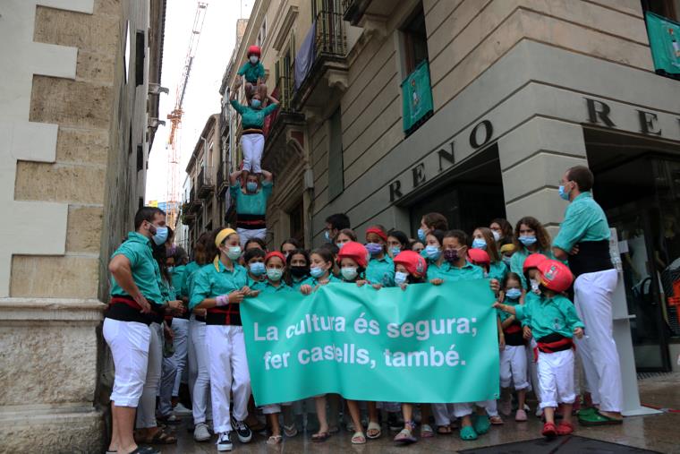 Pla general dels Castellers de Vilafranca, en el moment en què han entrat a plaça amb un pilar de quatre i una pancarta reivindicativa. ACN