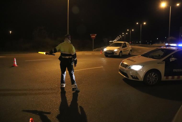 Pla general d'un control dels Mossos d'Esquadra a la T-11, a Tarragona, minuts després d'entrar en vigor el toc de queda. ACN