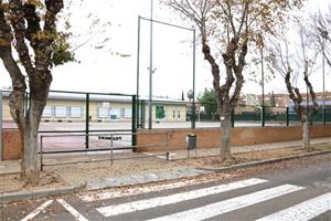 Pla general d'un dels accessos a l'escola Vora del Mar de Cubelles (Garraf), el 23 de desembre de 2021. ACN