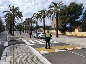 Pla general d'un dispositiu de control de la Policia Local de Sitges durant la Setmana Santa, en el marc de l'estat d'alarma. Ajuntament de Sitges