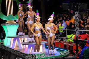 Pla general d'un grup de noies dalt una carrossa de la rua de l'Extermini del Carnaval de Sitges. ACN