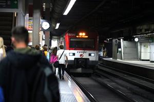 Pla general d'un tren arribant a l'Estació de Sants de Barcelona. ACN