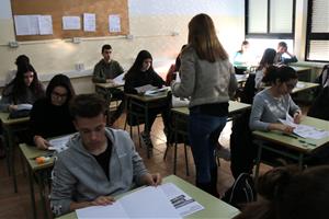 Pla general d'una classe de quart d'ESO de l'Institut Dertosa, a Tortosa, durant les proves de nivell. Imatge del 13 de febrer de 2019. ACN