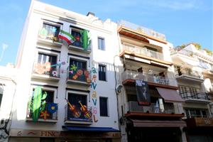 Pla general d'una façana del centre de Sitges decorada amb motiu del Carnaval. Imatge de l'11 de febrer del 2021. ACN
