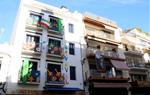 Pla general d'una façana del centre de Sitges decorada amb motiu del Carnaval. Imatge de l'11 de febrer del 2021. ACN