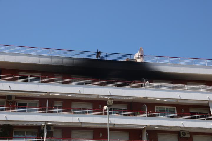Pla general d'una imatge exterior del pis cremat a Vilanova i la Geltrú, a la cinquena planta d'un bloc de l'Avinguda de Cubelles. ACN