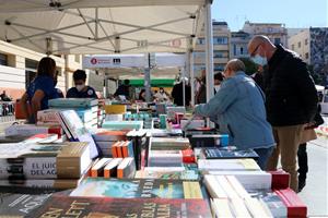 Pla general d'una parada de llibres de Vilanova i la Geltrú durant la diada de Sant Jordi. ACN