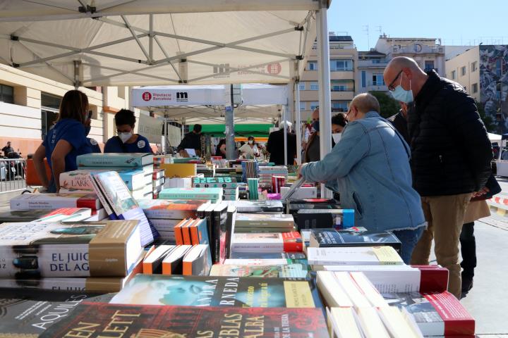 Pla general d'una parada de llibres de Vilanova i la Geltrú durant la diada de Sant Jordi. ACN
