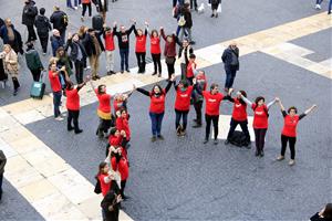 Pla general picat del llaç humà que el Comitè 1 de Desembre ha format a la plaça de Sant Jaume pel Dia Mundial de la Sida. ACN