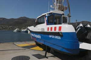 Pla lateral de l'embarcació dels Mossos en el moment d'entrar a l'aigua aquest dissabte 28 d'agost de 2021. ACN