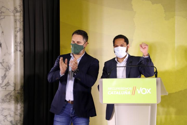 Pla mig del candidat de Vox a la Generalitat, Ignacio Garriga, celebrant el resultat, acompanyat del president del partit, Santiago Abascal. ACN