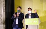 Pla mig del candidat de Vox a la Generalitat, Ignacio Garriga, celebrant el resultat, acompanyat del president del partit, Santiago Abascal. ACN