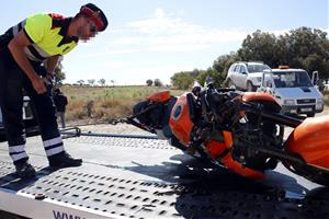 Pla mig on es pot veure un mosso d'esquadra fotgrafiant la moto que conduïa la víctima mortal d'un accident, el 28 de juny de. ACN