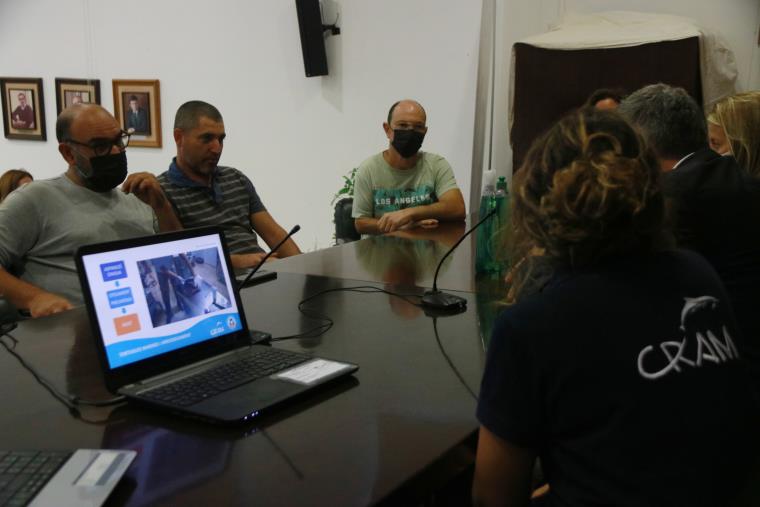 Pla mitjà de la jornada de formació sobre la preservació de les tortugues marines a la confraria de Sant Carles de la Ràpita. ACN