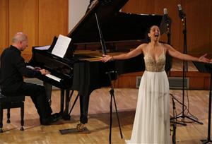 Pla mitjà de la soprano Sara Blanch i el pianista Marco Evangelisti en un moment del concert  al Festival Internacional Pau Casals. ACN