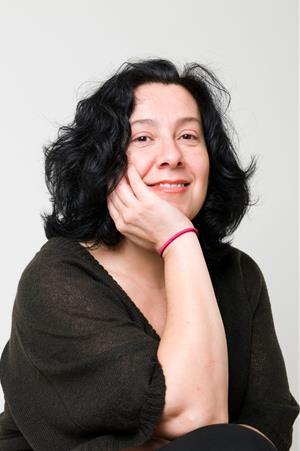 Pla mitjà de l'escriptora Maria Jaén en una imatge promocional. Imatge publicada el 26 d'octubre del 2021. Rosa dels Vents