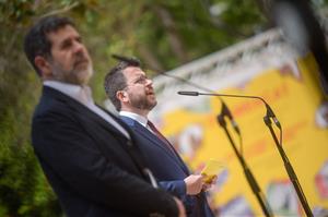 Pla mitjà de perfil del secretari general de JxCat, Jordi Sànchez, amb el vicepresident de la Generalitat amb funcions de president, Pere Aragonès. AC