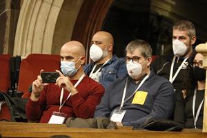 Pla mitjà de treballadors de la Mahle seguint el ple del Parlament des de la tribuna de l'hemicicle l'1 de desembre del 2021. ACN