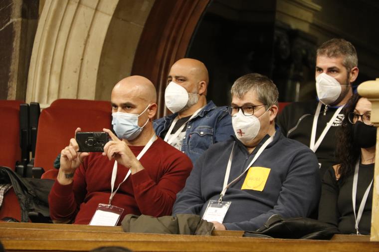 Pla mitjà de treballadors de la Mahle seguint el ple del Parlament des de la tribuna de l'hemicicle l'1 de desembre del 2021. ACN