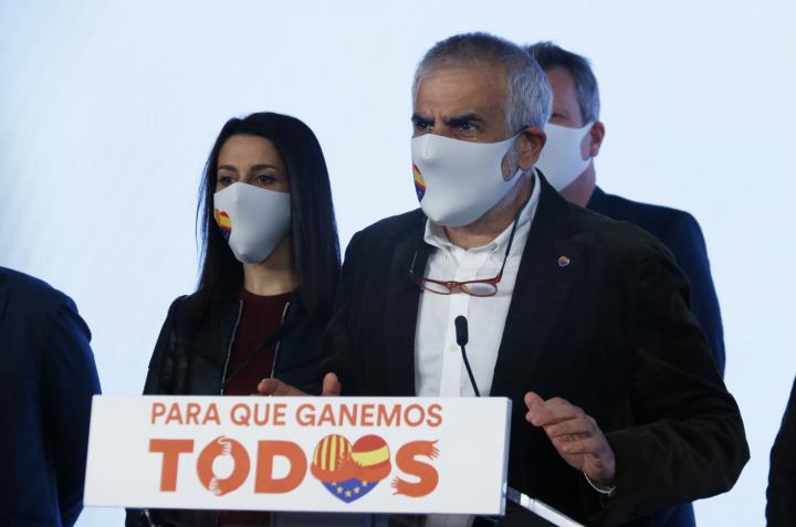 Pla mitjà del candidat de Cs a la Generalitat, Carlos Carrizosa, compareixent al costat de la presidenta del partit, Inés Arrimadas. ACN