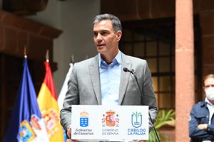 Pla mitjà del president del govern espanyol, Pedro Sánchez, compareixent a l'illa de La Palma. Pool Moncloa / Borja Puig
