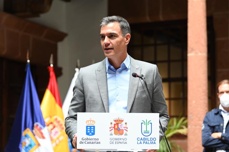Pla mitjà del president del govern espanyol, Pedro Sánchez, compareixent a l'illa de La Palma. Pool Moncloa / Borja Puig