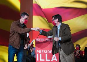 Pla mitjà del president del govern espanyol, Pedro Sánchez, saludant-se després del míting de tancament de campanya amb el candidat, Salvador Illa,. A
