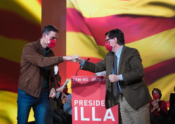 Pla mitjà del president del govern espanyol, Pedro Sánchez, saludant-se després del míting de tancament de campanya amb el candidat, Salvador Illa,. A