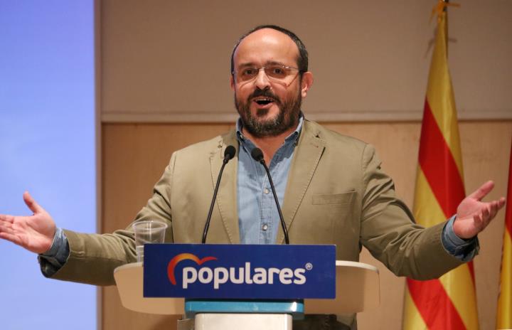 Pla mitjà del president del PPC, Alejandro Fernández, en un acte amb els nous afiliats del partit. ACN