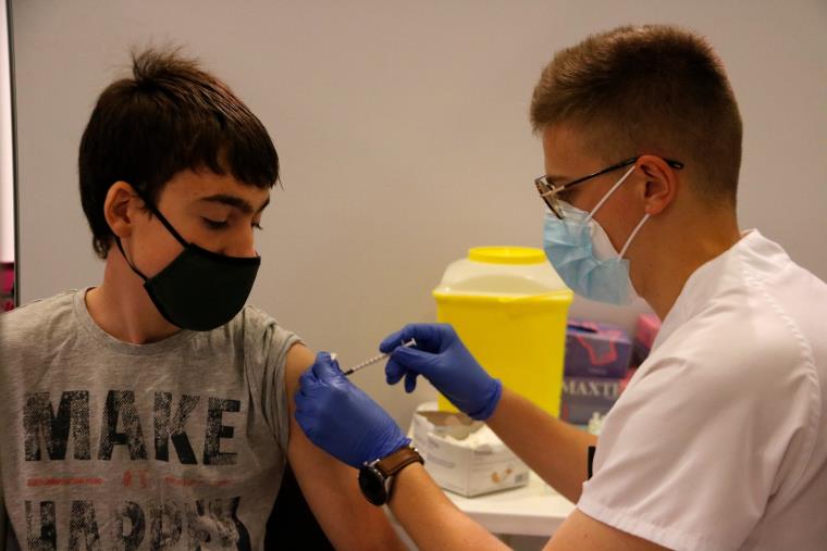 Pla mitjà d'un jove rebent la vacuna a Manresa. ACN