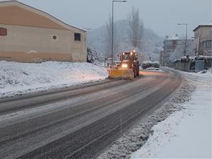 Pla mitjà d'una llevaneus netejant la calçada aquest dissabte 9 de gener de 2021 a Olot. ACN