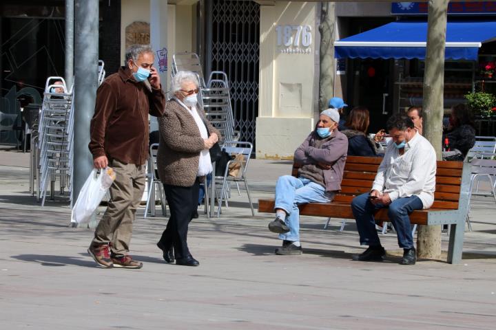 Pla obert de gent passejant i descansant al centre de Vilafranca del Penedès. Imatge del 22 de març del 2021. ACN