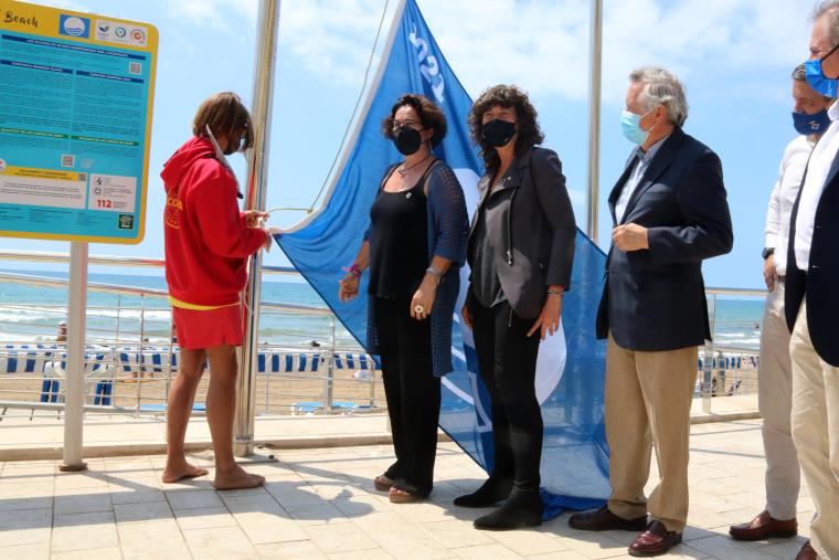 Pla obert de la hissada de la Bandera Blava en un platja de Sitges, amb l'alcaldessa Aurora Carbonell i la consellera Teresa Jordà. ACN
