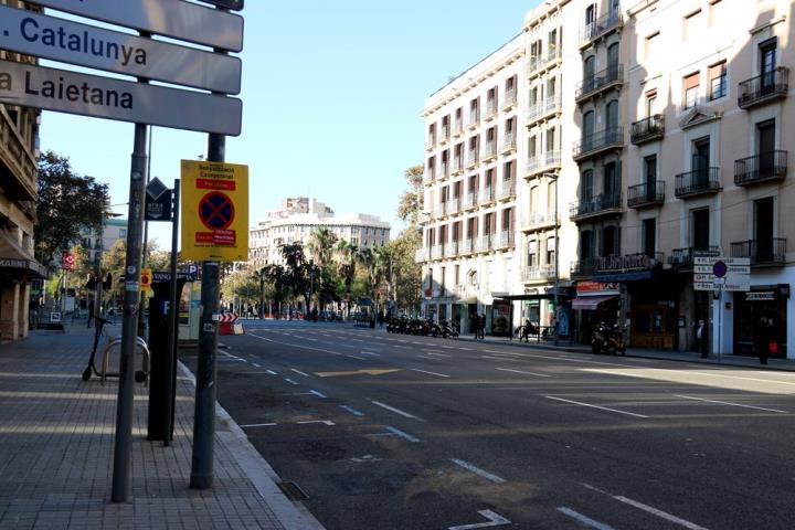 Pla obert de la ronda Universitat on han començat les obres per ampliar les voreres. Imatge del 22 de novembre del 2020. ACN