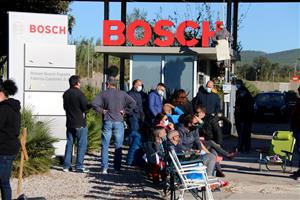 Pla obert de l'entrada a la fàbrica de Robert Bosch a Castellet i la Gornal bloquejada pels treballadors. ACN