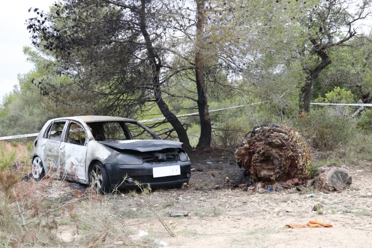 Pla obert del vehicle calcinat on ha aparegut una persona morta en un camí rural a tocar de la C-51, al terme del Vendrell. ACN