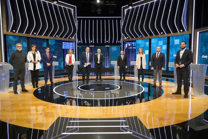 Pla obert dels candidats a les eleccions catalanes del 14-F, juntament amb el presentador del debat de RTVE. RTVE