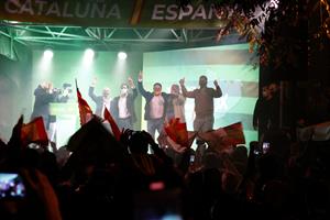 Pla obert dels líders de Vox saltant a l'escenari al final de l'acte de tancament de campanya de Vox a Barcelona. ACN