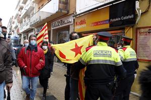 Pla obert d'un noi amb una estelada cridat fora Vox, mentre la comitiva del partit passejava pels carrers de Calafell