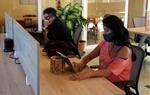 Pla obert d'una part de l'interior de l'espai de 'coworking' de Prullans (Cerdanya) on es veuen dues persones treballant-hi. ACN