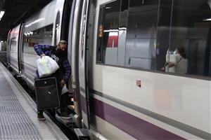 Pla obert d'una persona entrant a un tren AVE a l'estació de Sants de Barcelona, el 29 de setembre del 2020. ACN