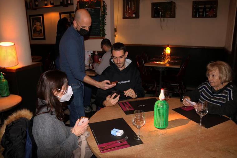 Pla sencer d'un restaurador demanant comprovant el passaport covid en un bar de Gràcia, el 5 de novembre de 2021. ACN