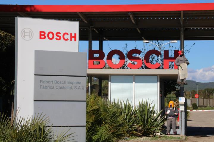 Pla tancat de l'entrada a la fàbrica de Robert Bosch a Castellet i la Gornal, amb una ninot penjat del coll per rebutjar el tancament. ACN