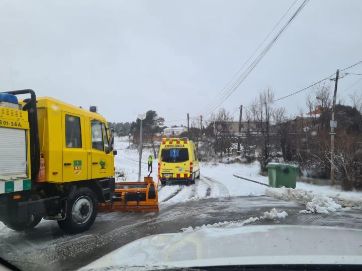 Pontons recupera la normalitat després de la nevada, gràcies a la col·laboració d'ADF i pagesos. Ajuntament de Pontons