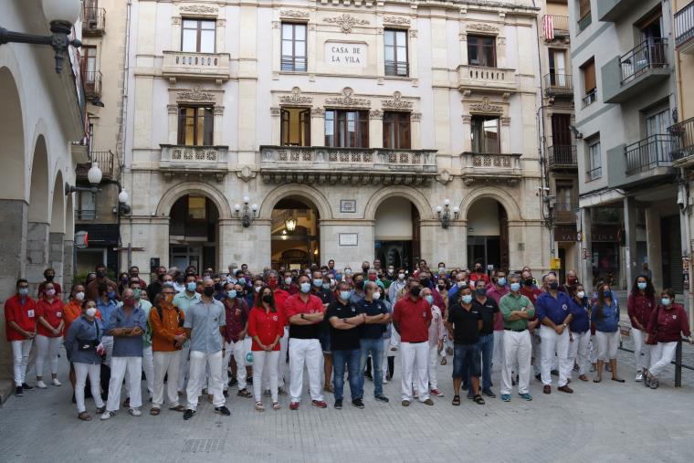 Presidents i caps de colla de 75 colles castelleres a la plaça del Blat, prèviament a una reunió convocada per la Coordinadora de Colles Castelleres. 
