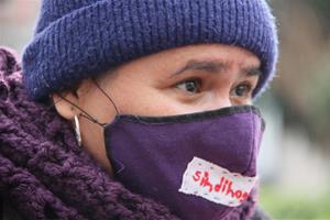 Primer pla de Aurea Ayón, treballadora de la llar, amb la mascareta del Sindicat Sindillar. ACN